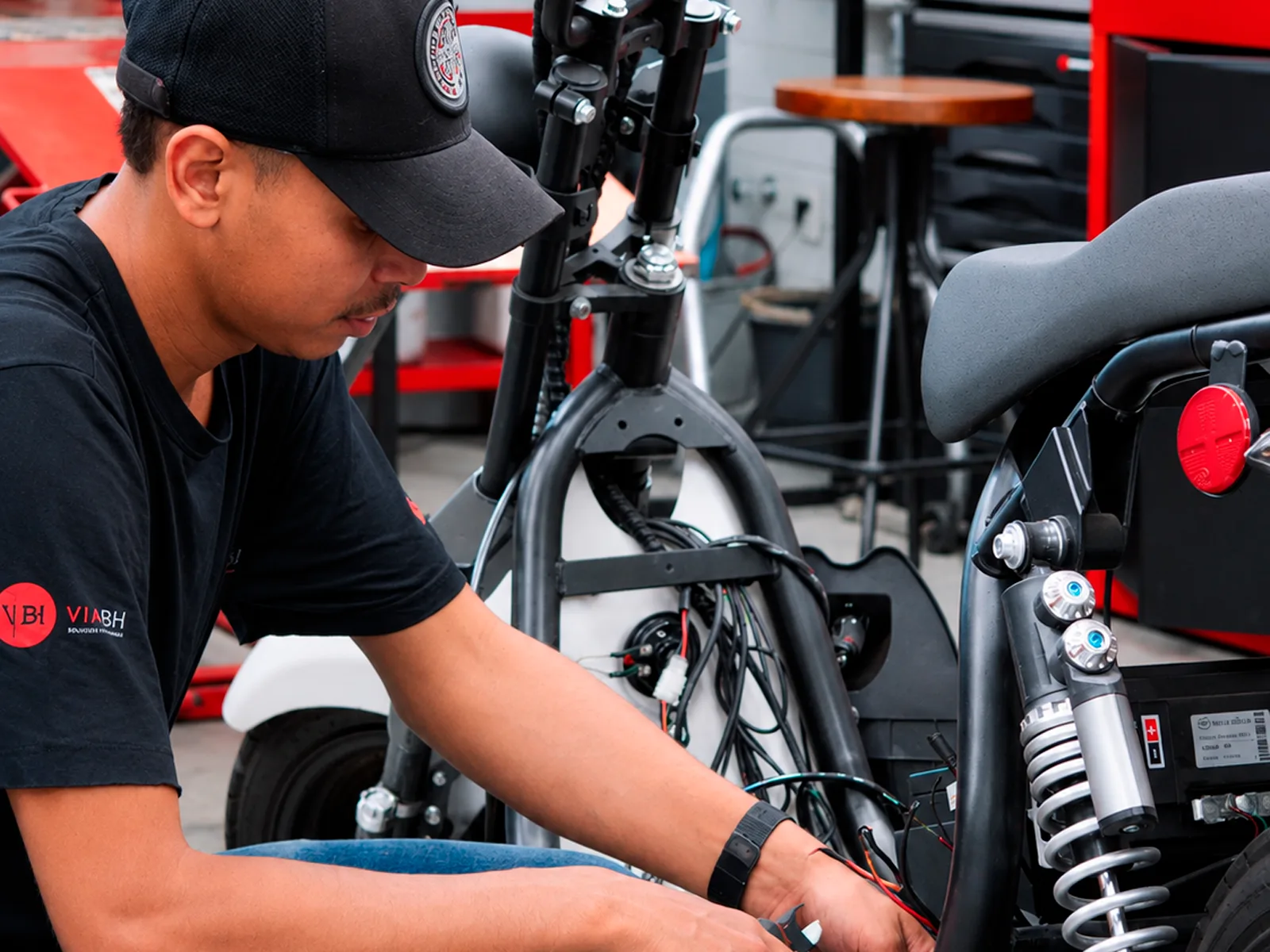 Técnico da oficina Via BH em scooter elétrica