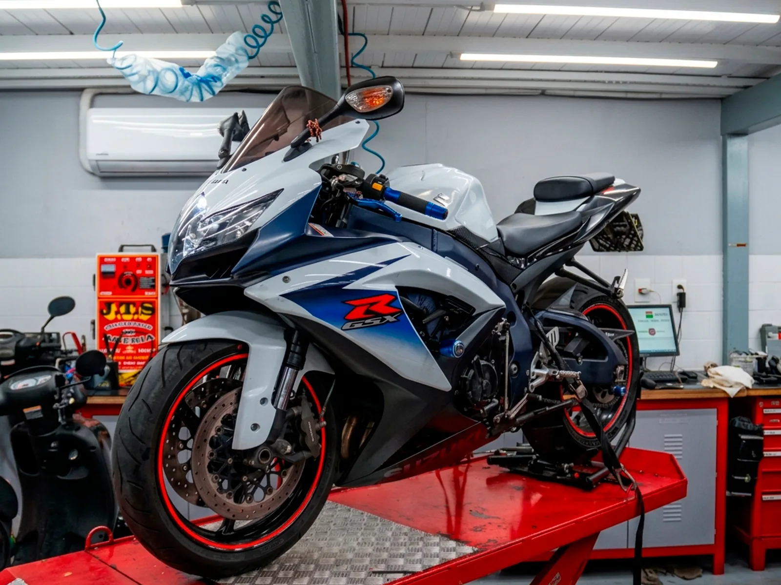 Moto a combustão na oficina