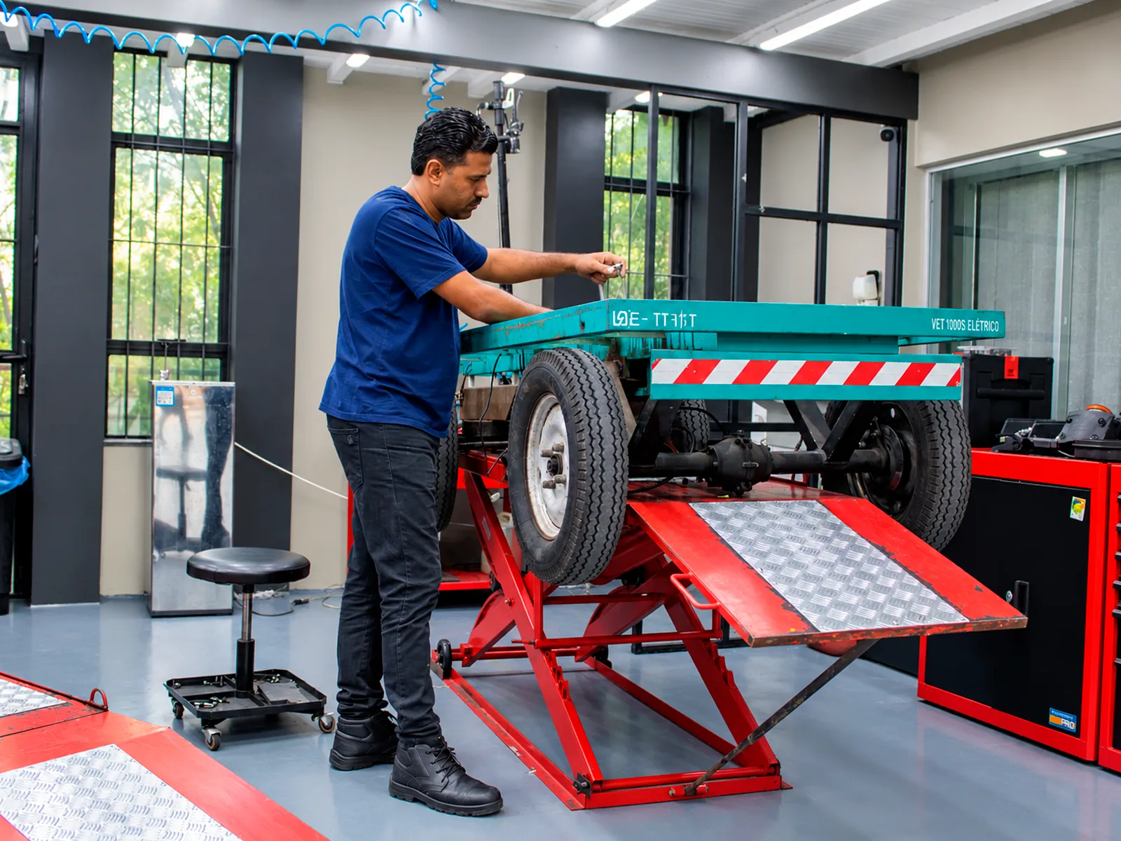 Utilitário elétrico na oficina