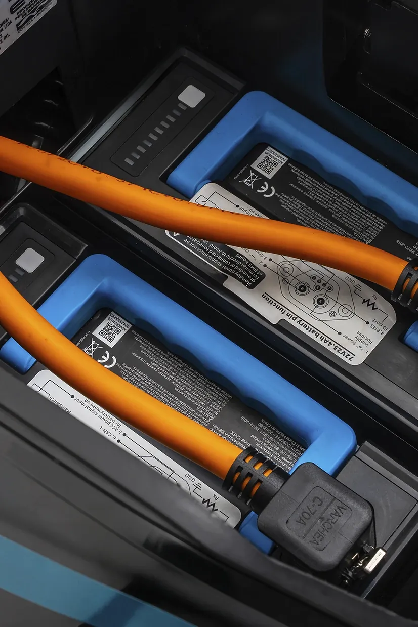 02 baterias removíveis
