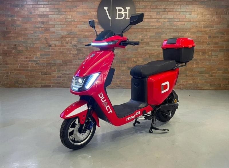 Scooter elétrica de delivery com baú